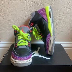 Jordan 3 Retro black atomic red volt size 5.5Y